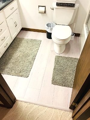 A Toilet To Install Laminate Flooring, How To Cut Laminate Tile Around Toilet