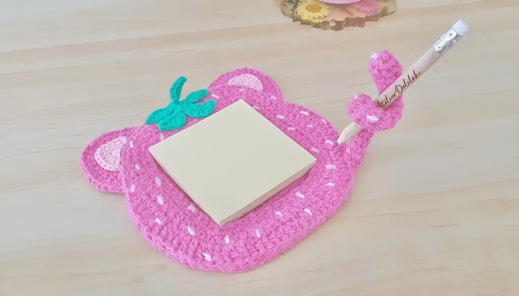 Let's crochet a Strawberry Cat Memo Pad Stand - Atelier Delilah