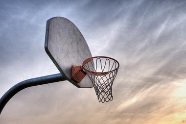 Los grandes beneficios de jugar baloncesto desde joven