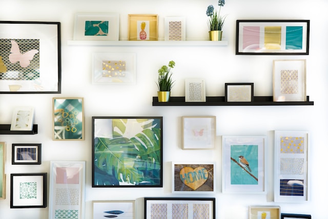 Combine and combine picture frames into wall spaces