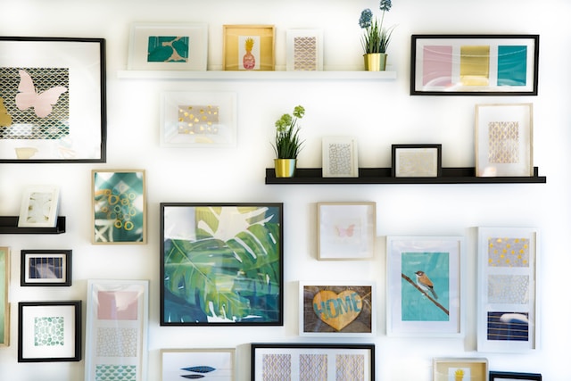 Combine and combine picture frames into wall spaces Combine and combine picture frames into wall spaces