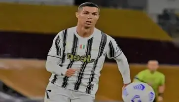 كريستيانو رونالدو لاعب كرة القدم انظر حولك