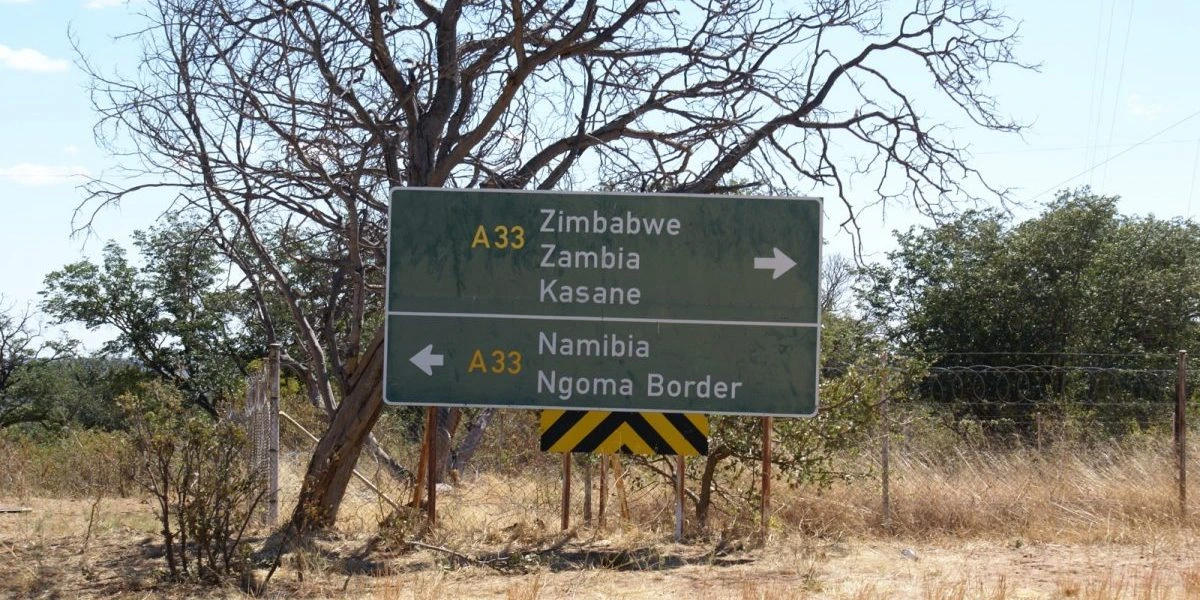 Il ministro dell’Immigrazione del Botswana nega di aver raggiunto un accordo con lo Zimbabwe per abolire i requisiti del passaporto alla frontiera