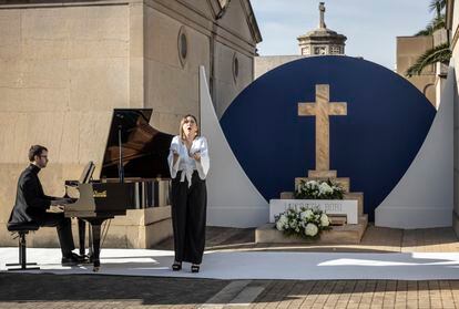La soprano Rosa Dávila y el pianista José Alberto Sancho en el homenaje a Lucrezia Bori en el Cementerio de Valencia organizado por el Palau de les Arts este viernes.