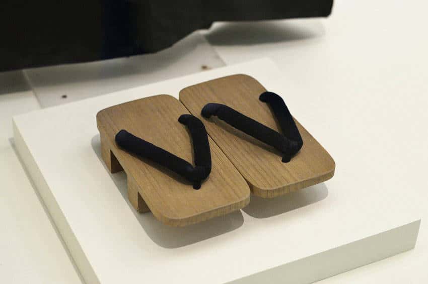taking shoes off in house culture