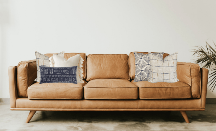 10 Pillow Combinations For Brown Couch, Brown Leather Sofa With Blue Pillows