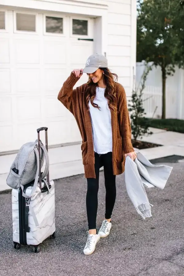 37 Cute and Practical Outfits For The Airport Cute Comfy Airport Outfits - Casual Outfits For The Airport - Travel Beauty Blog