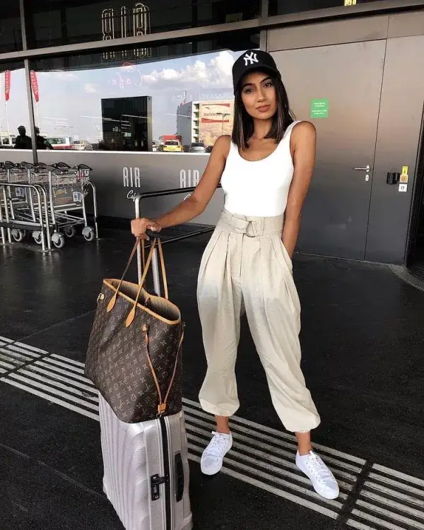37 Cute and Practical Outfits For The Airport Cute Comfy Airport Outfits - Casual Outfits For The Airport - Travel Beauty Blog