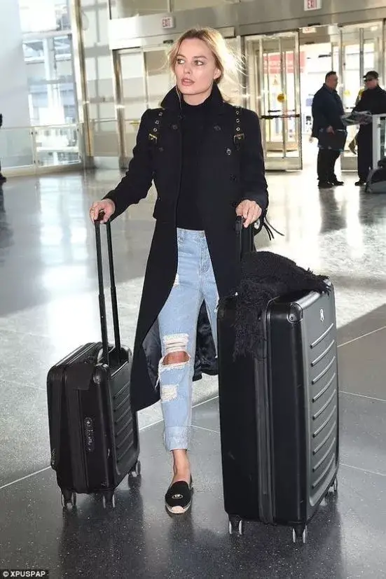 37 Cute and Practical Outfits For The Airport Cute Comfy Airport Outfits - Casual Outfits For The Airport - Travel Beauty Blog