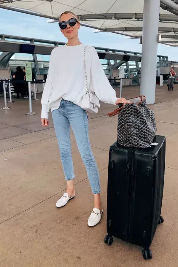 37 Cute and Practical Outfits For The Airport Cute Comfy Airport Outfits - Casual Outfits For The Airport - Travel Beauty Blog